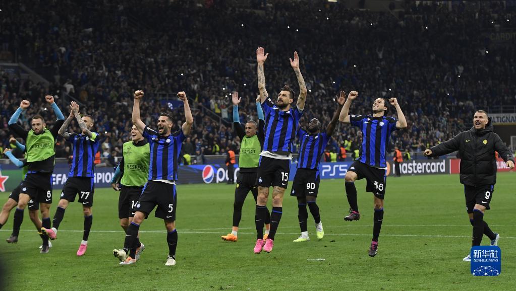 中国乒乓球队在关键战中被法国新星勒布伦逆转，展现技术与心理博弈，国乒面临严峻挑战。（关键一役，国乒遭法国新星勒布伦逆转：技战术与心理博弈凸显，挑战空前严峻）