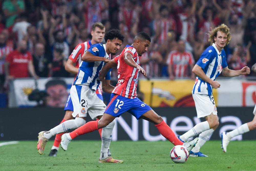 球星突破防线制造绝佳机会（球星强突撕裂防线造破门良机）