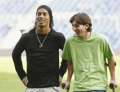 中场核心连续送出致命直塞（中场核心连番送出致命直传）