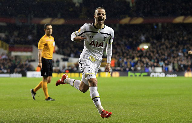 C罗挑战机器人守门员，射门频频被挡出，最后抓住漏洞进球（C罗与机器人门将过招，多次射门被化解，终寻破绽破门）