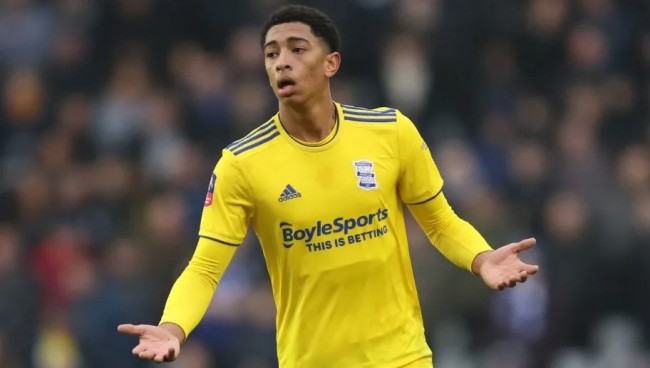 哈体院滑冰场现国家一级运动员亲授防摔技巧