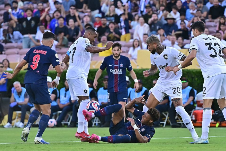 真要走了？孙兴慜在赛后领奖前多次拒绝佩戴队长袖标（离队信号？孙兴慜赛后颁奖前屡次拒绝戴队长袖标）