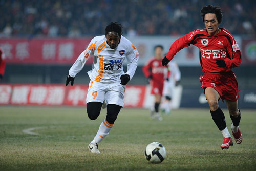 利物浦主场迎战布莱顿，两队战意高昂，利物浦凭借主场优势和阵容完整度有望取胜。（利物浦主场对阵布莱顿，双方斗志旺盛，红军凭主场与人员齐整更有胜算）