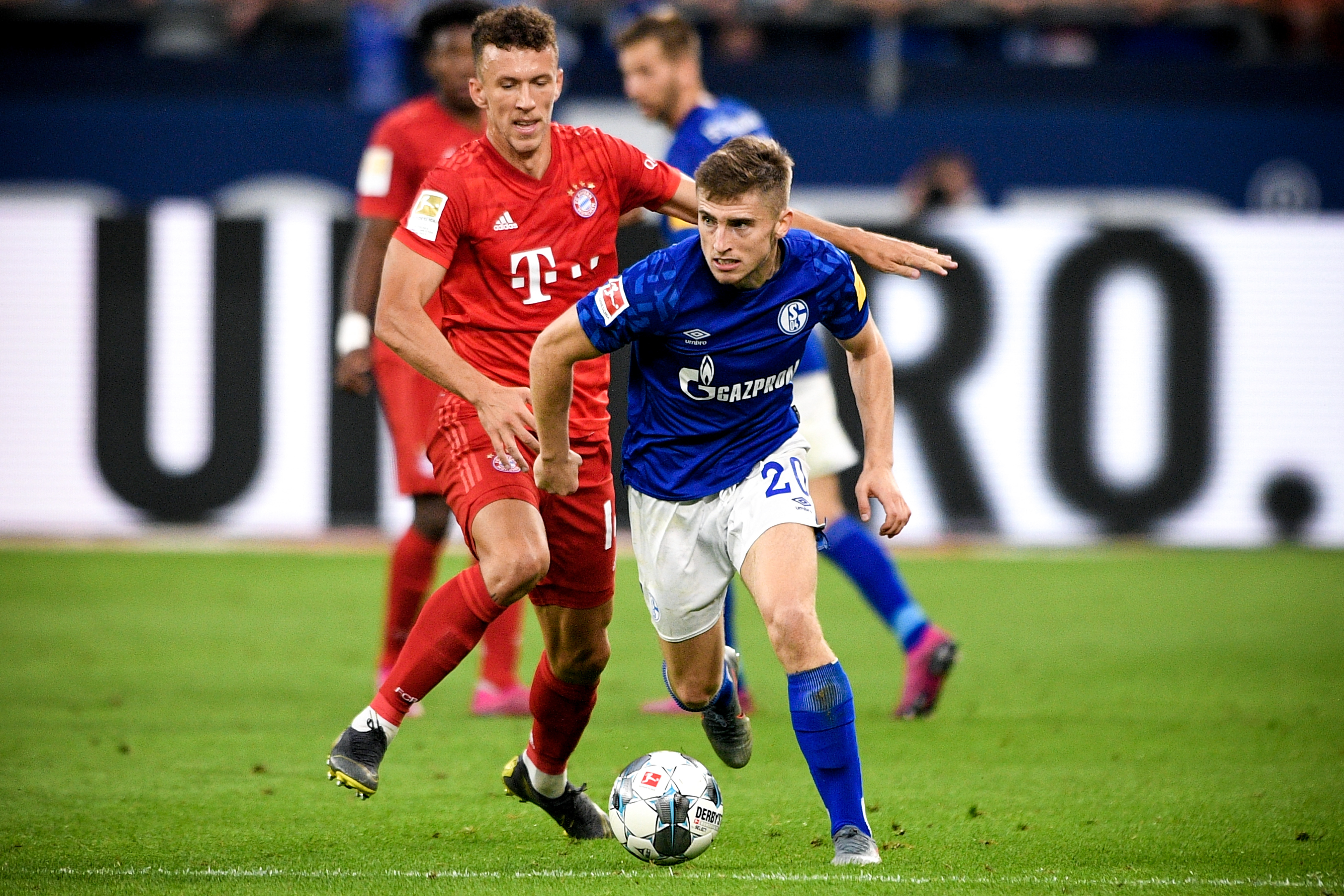 李玮锋：联赛中轴都是外援造成国足没人，这两年踢球孩子多了（李玮锋：外援占据联赛中轴致国足青黄不接，近两年踢球的孩子明显增多）