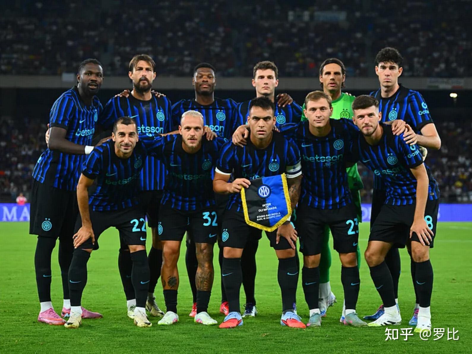 曼城对阵水晶宫，争夺英超争四及争冠席位，双方势均力敌，比赛充满看点。（曼城对决水晶宫：英超争四与争冠焦点战，双方势均力敌看点十足）