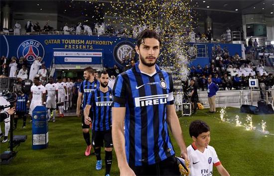 足球中超队长带伤上阵，拼劲获赞（中超队长带伤出战，拼搏精神获好评）