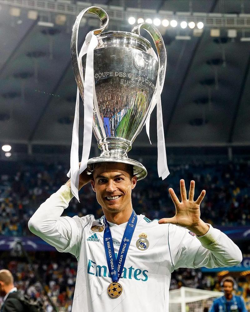 球员赛后把球衣送给癌症小球迷（赛后球员将球衣赠予患癌小球迷）