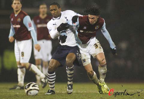 曼联第一季度总营收为1.403亿英镑，较去年同期有所下降（曼联第一季度营收1.403亿英镑，同比下降）