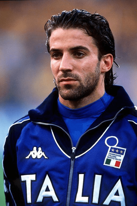 上海市政府向海港赠送冠军贺礼：木雕雄鹰和冠军奖杯刺绣