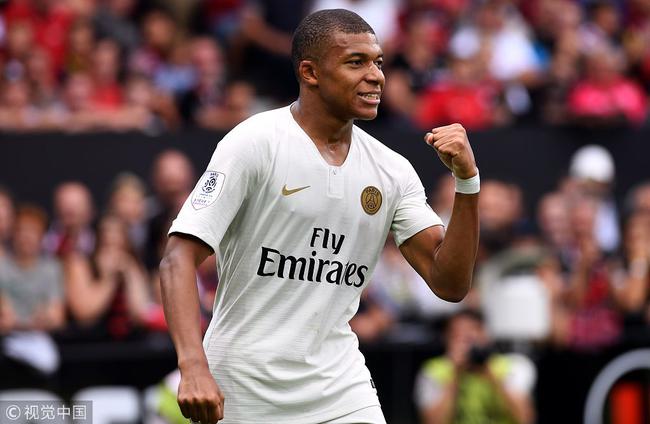 阿贾克斯客场4-2逆转卡拉巴克，收获本赛季欧冠首胜（阿贾克斯客场上演4-2逆转力克卡拉巴克，斩获赛季欧冠首胜）