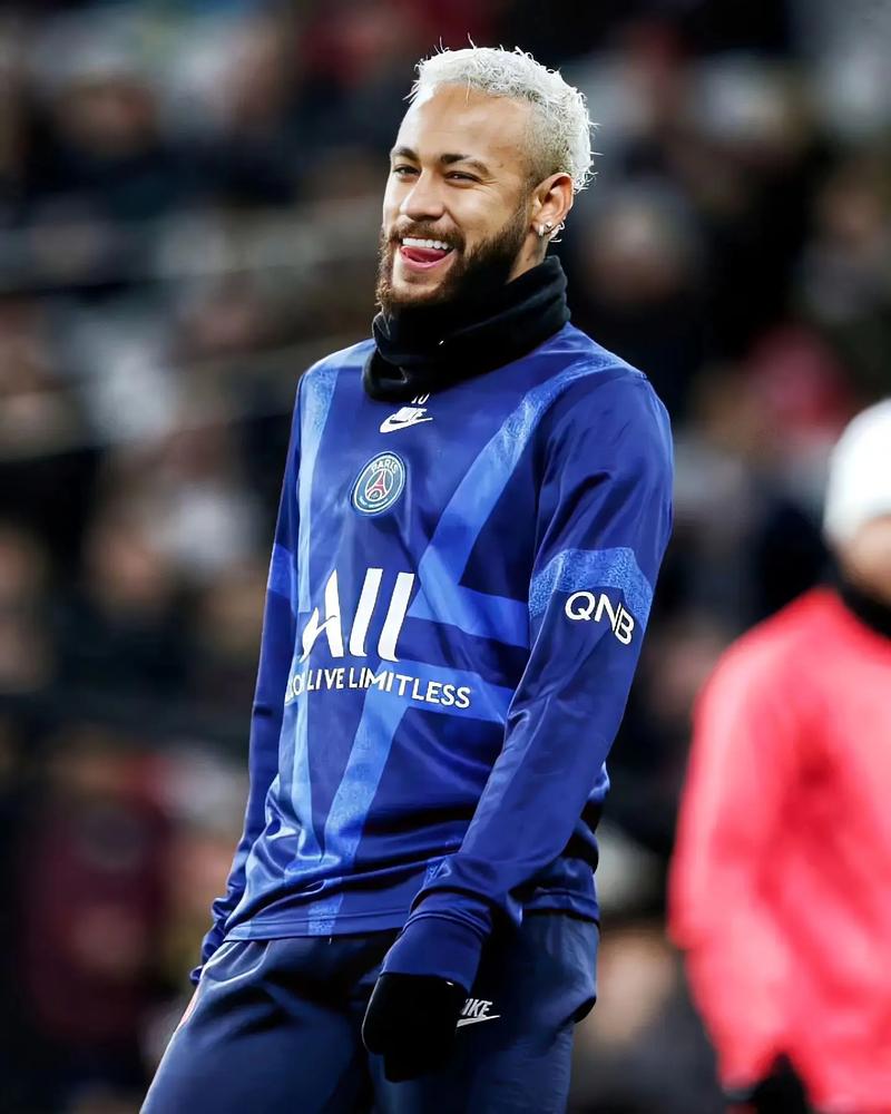 莱比锡6-0大胜法兰克福，迪奥曼德戴帽，鲍姆加特纳一射两传（莱比锡6-0横扫法兰克福：迪奥曼德上演帽子戏法，鲍姆加特纳1球2助攻）